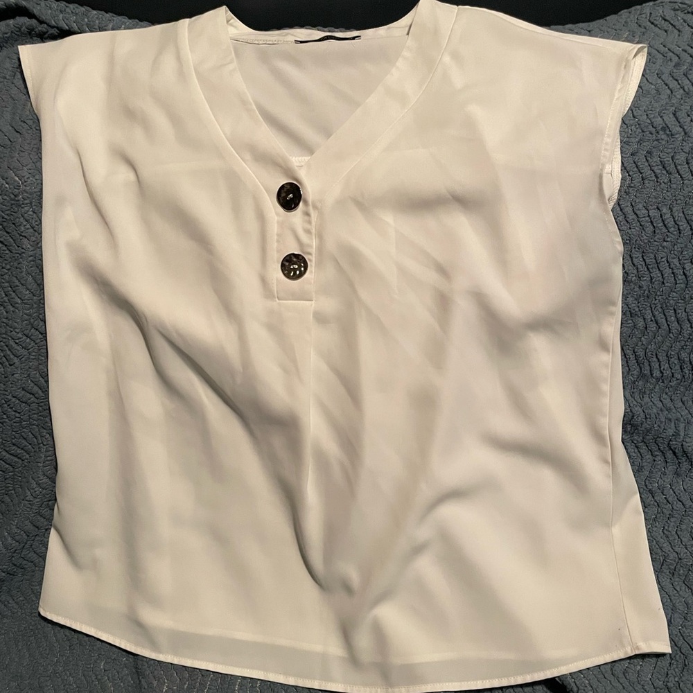 White blouse sleevelesss